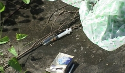 Phát hiện thi thể nam thanh niên trong bãi rác